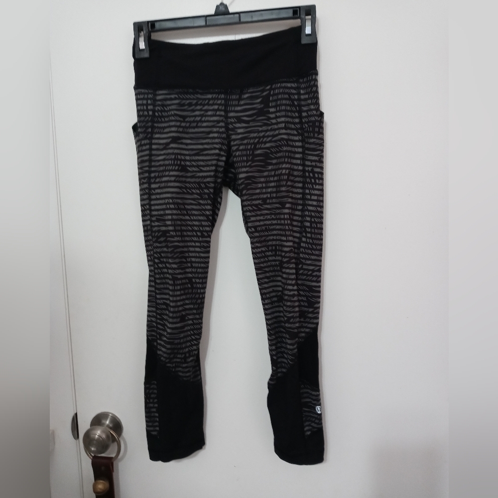 Lululemon Pace Rival Cropped Striped Athletic Leggings Tropical print size 2